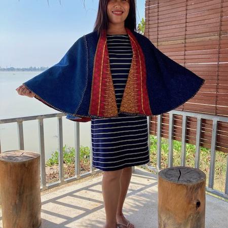 Cape en jean & tissu cambodgien, que porte Lestari, 2024